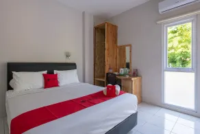 RedDoorz Plus Syariah @ Raya Nginden 2 - Chambre