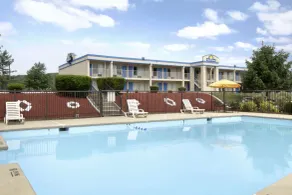 Days Inn by Wyndham Staunton - Piscine