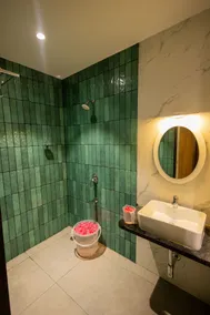 HOTEL VARDHA Inn - Bathroom