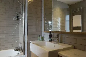 The Queen's Head Hotel - Bathroom