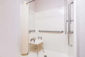 Microtel Inn & Suites by Wyndham Rochester North Mayo Clinic - Salle de bain