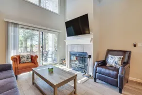 Steps to Lake Tanglwood: Tranquil Wooded Retreat - Innvendig