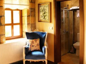 PluVia Boutique Hotel - Bathroom