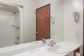 Super 8 by Wyndham Grayson - Baño