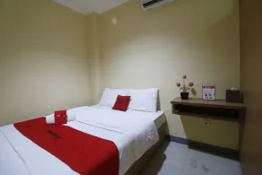 RedDoorz near ITC Cempaka Mas - Room