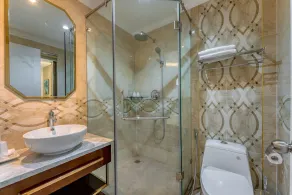 Golden Tree Hotel & Apartment - Bathroom