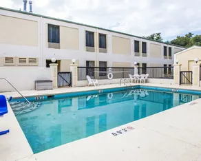 Quality Inn Darien-North Brunswick - Pool