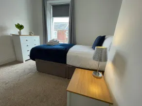 Lovely 3 Bedroom Apartment In Newcastle Upon Tyne With Free Parking - Room