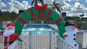 Belmont Inn & Suites - Piscina