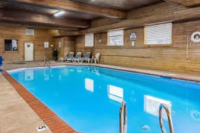 Quality Inn & Suites Vancouver North - Piscine