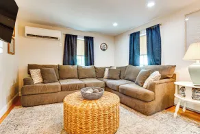 Downtown Ogunquit Home: 1 Mi to Beach! - Intérieur