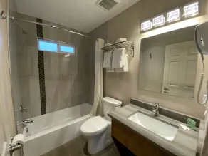 Sahara Courtyard Inn & Suites Osoyoos - Baño