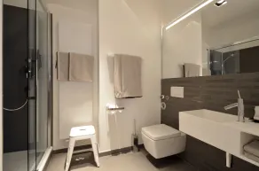 Asante-Design-Apartment Deluxe - very central - Baño
