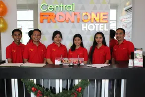 Central Front One Inn Jakarta Airport - Réception