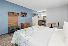 HomeTowne Studios by Red Roof San Antonio E - Frost Bank Center - Room