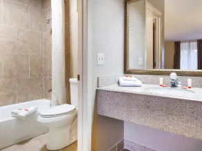 Days Inn & Suites by Wyndham Brewton - Badezimmer