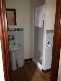 Ambrose Hotel - Baño