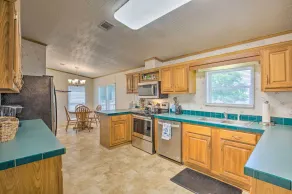 Cedar Creek Lake Access: Retreat w/ Deck - Innvendig