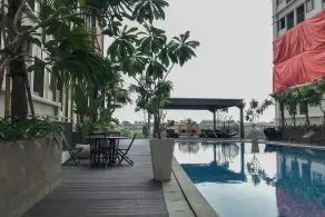 Nice Studio at LRT City Jatibening Apartment - Piscina