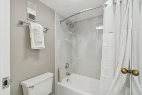 Ramada by Wyndham Temple Terrace/Tampa North - Salle de bain