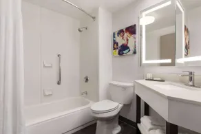 La Quinta Inn & Suites by Wyndham Cleveland Airport West - Salle de bain