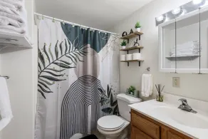 2-bedroom cabin, with a Fireplace, PS5, BBQ, fitness room, and a private hot tub - Badezimmer