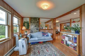 Serene Home w/ Deck, Pond & Mtn Views in Jefferson - Intérieur
