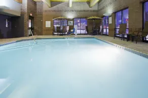 Holiday Inn Express & Suites Bloomington West by IHG - Piscina