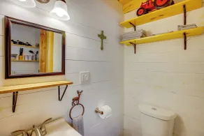 Secluded Tallassee Cabin w/ Fire Pit & Porch! - Interiør