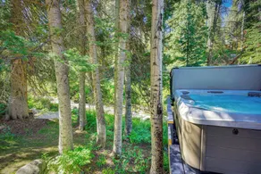 Solitude Mountain Cabin: Creek-side View & Hot Tub - Interiør