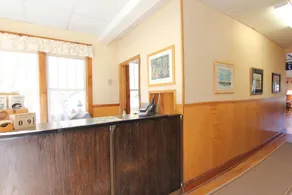 Birch Cliff Lodge on Baptiste Lake - Mostrador de check-in y check-out