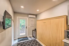 Steps to Foothills Trail: Unique Carbonado Studio - Interiør
