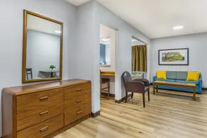 HomeTowne Studios & Suites by Red Roof Greensboro - Rum