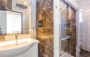 1 Bedroom Stunning Apartment In Krk - Bathroom