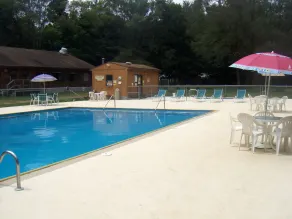 Bear Cave Camping Resort - Piscina