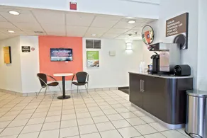 Motel 6-East Brunswick, NJ - Coin salon dans le hall
