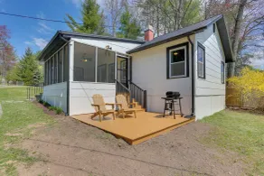 Walk to White Lake: Family Home w/ Deck & BBQ - Interiör