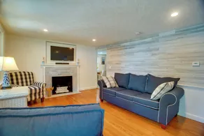 < 1 Mi to Beaches: Cape Cod Bungalow w/ Fire Pit! - Intérieur