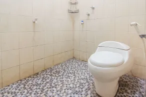 Hotel O Jakarta near One Belpark Mall formerly Wisma Minongga - Bathroom