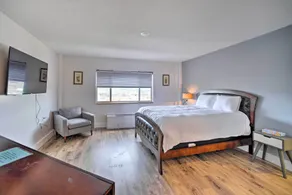 Ideally Located Studio w/ Off-Street Parking! - Interiør