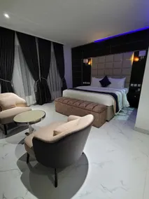 Carlton Swiss Luxury Residency - Chambre