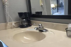 Super 8 by Wyndham Cloverdale IN - Bathroom