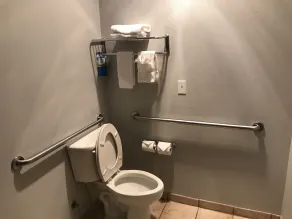 Super 8 by Wyndham Lubbock West - Bathroom