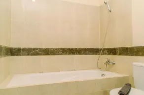 Cozy Living 1BR The Bellezza Apartment By Travelio - Badeværelse