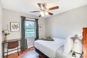 Mebane Home w/ Private Yard: Steps to Downtown! - Værelse