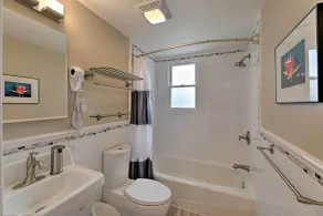 Yonkers Apt w/ Balcony: Walk to Train Station! - Intérieur