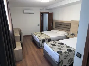 Hotel Mandalin - Room