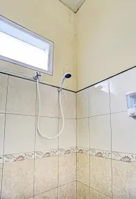 Alif House Syariah Redpartner near Taman Dayu Pandaan - Baño