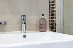 The Lodge - Bathroom