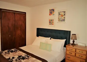 Urbana Charming & Bright 2-Bedroom, 1.5-Bath Apartment in Central Grand Forks - Zimmer